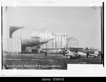 Dirigeable britannique 'PARSEVAL' et les avions de l'armée (LOC) Banque D'Images