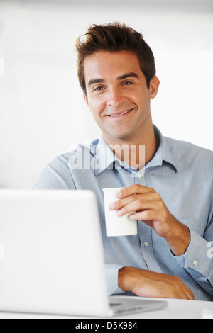 Portrait of mid adult man holding Coffee cup Banque D'Images