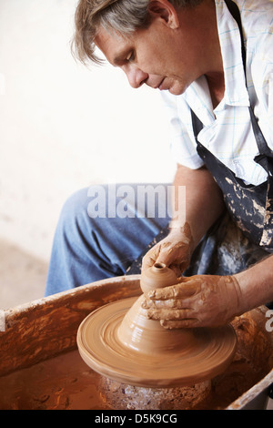 Potter se concentrant sur son travail Banque D'Images