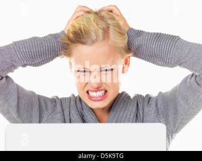 Studio portrait de jeune femme d'être frustré devant l'ordinateur Banque D'Images