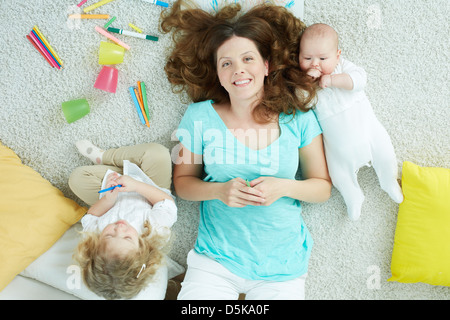 Le portrait d'une charmante vue sur la mère de détente avec ses enfants le week-end Banque D'Images