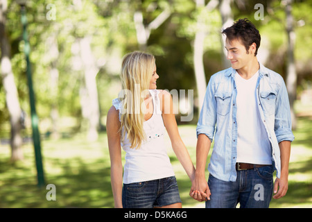 Couple walking in park Banque D'Images