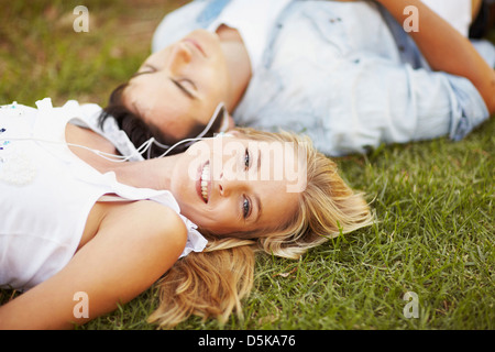 Couple lying on grass Banque D'Images