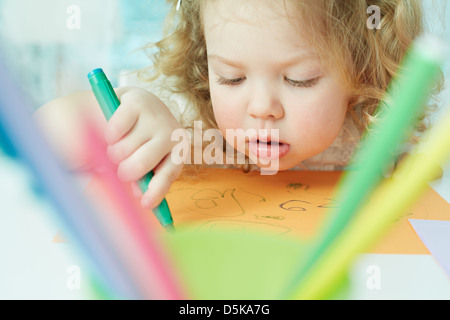 Gros plan d'une adorable petite fille d'être absorbé dans le dessin Banque D'Images