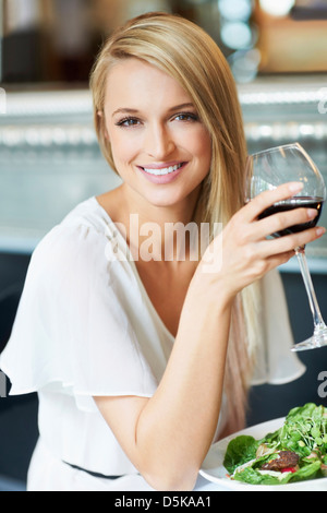 Woman eating lunch in restaurant Banque D'Images