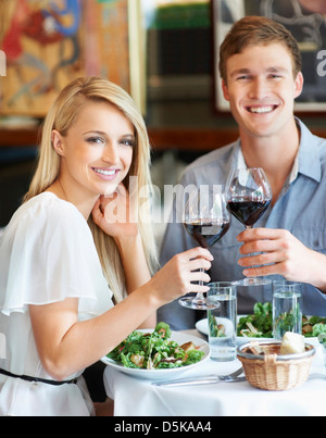 Couple eating lunch in restaurant Banque D'Images