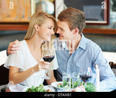 Couple drinking wine in restaurant Banque D'Images
