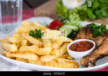 Partie de cuisses de poulet grillées avec des frites Banque D'Images