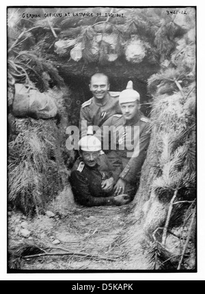 Cette photographie montre des officiers allemands à l'entrée d'une fosse pendant la première Guerre mondiale. Les officiers portent des casques traditionnels Pickelhaube, symbole de l'armée impériale allemande. Banque D'Images