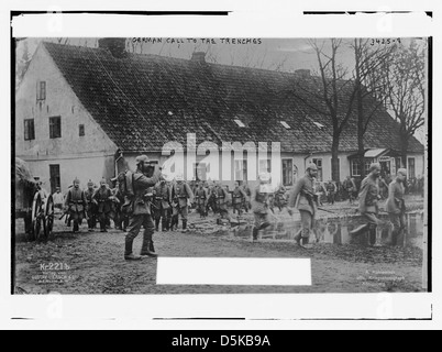 Un soldat allemand est représenté répondant à un appel dans les tranchées pendant la première Guerre mondiale. La photographie, prise par Alfred Kuhlewindt, montre des soldats portant des casques de pickelhaube et se préparant à la bataille. Banque D'Images