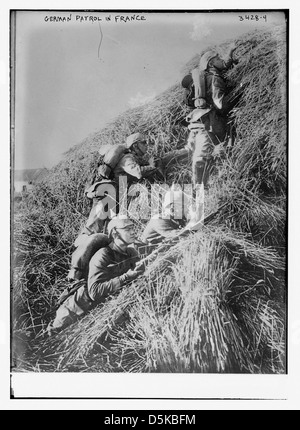 Cette image montre une patrouille allemande en France pendant la première Guerre mondiale. Les soldats sont équipés de fusils et de jumelles, portant les emblématiques casques Pickelhaube, représentant l'armée impériale allemande. Banque D'Images