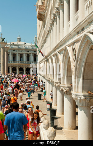 Des arches du Palais des Doges, Venise, Italie Banque D'Images