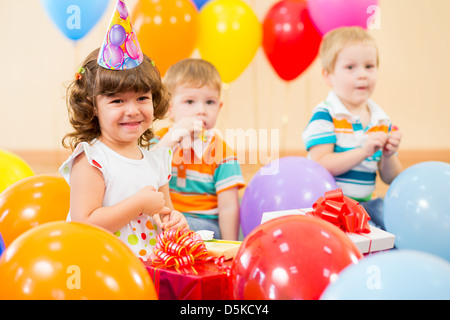 Jolie fille avec des ballons colorés et de cadeaux d'anniversaire sur Banque D'Images