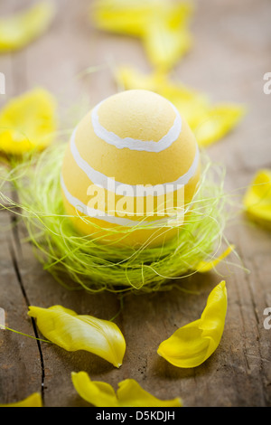 Oeufs de Pâques peints dans little green bird nest Banque D'Images