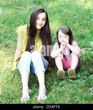 Heureux les filles dans le parc. Banque D'Images