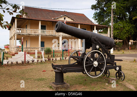 Madagascar, Nosy Be, Be Hell-Ville, Rue Passot, époque coloniale Cannon à l'extérieur du bureau de district Banque D'Images