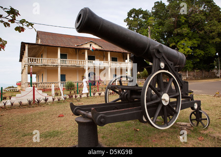 Madagascar, Nosy Be, Be Hell-Ville, Rue Passot, époque coloniale Cannon à l'extérieur du bureau de district Banque D'Images