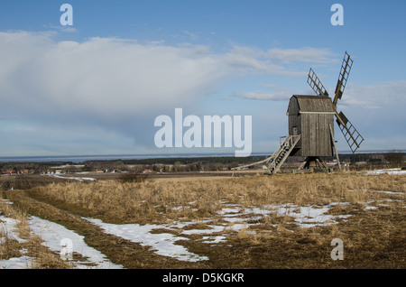 Ancien moulin à vent sur une colline à l'île de Oland en Suède au printemps Banque D'Images