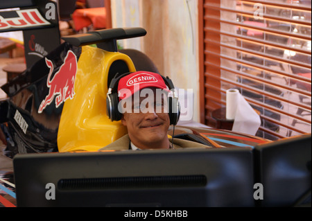 Comédien Matze Knop comme Niki Lauda à Megapark. El Arenal, Espagne - 20.06.2011 Banque D'Images