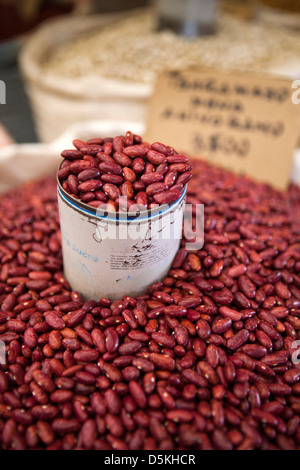 Madagascar, Nosy Be, Be Hell-Ville, Marché Central, des haricots rouges en vente Banque D'Images