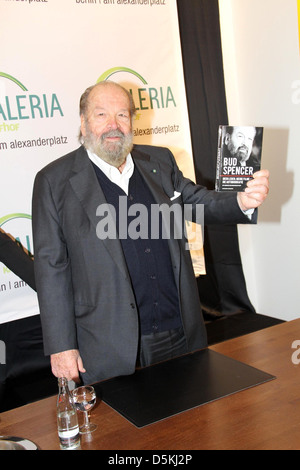 Bud Spencer assiste à la séance de signature de son autobiographie 'Bud Spencer - mein Leben, meine Filme' à la Galeria Kaufhof, Berlin Banque D'Images