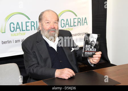 Bud Spencer assiste à la séance de signature de son autobiographie 'Bud Spencer - mein Leben, meine Filme' à la Galeria Kaufhof, Berlin Banque D'Images