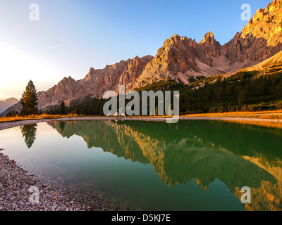 Dolomites - Groupe petit étang à Val Padeon près de Cortina d Ampezzo. Banque D'Images