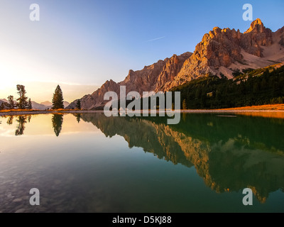 Dolomites - Groupe petit étang à Val Padeon près de Cortina d Ampezzo. Banque D'Images