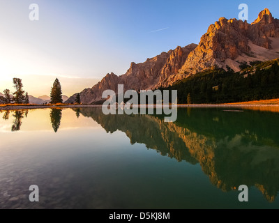 Dolomites - Groupe petit étang à Val Padeon près de Cortina d Ampezzo. Banque D'Images