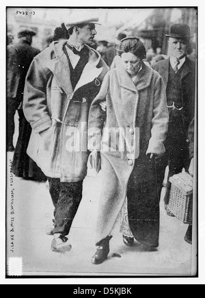 Cette image montre J. Lane et Beatrice Williams en détresse à bord du RMS Lusitania, un paquebot britannique torpillé pendant la première Guerre mondiale. Elle capture leur survie dans la foulée. Banque D'Images