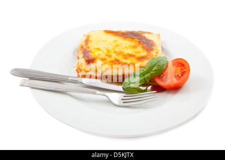 Lasagnes à la tomate et basilic isolated over white Banque D'Images