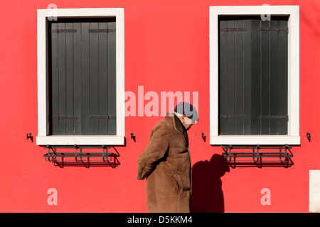 L'île de Burano est célèbre pour ses maisons aux couleurs vives. Banque D'Images