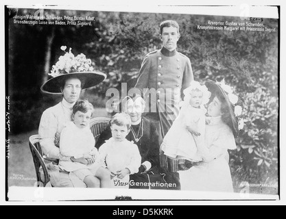 Cette photographie capture quatre générations de membres de la royauté européenne, dont la reine Victoria de Suède, le prince Gustav Adolf et la princesse Ingrid, mettant en évidence la lignée de la famille royale. Banque D'Images