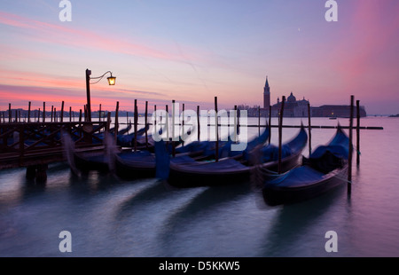 À la tombée de la Venise de la Renaissance, UNESCO World Heritage site. Bateaux amarrés en gondole sur l'eau. Scène romantique. Banque D'Images