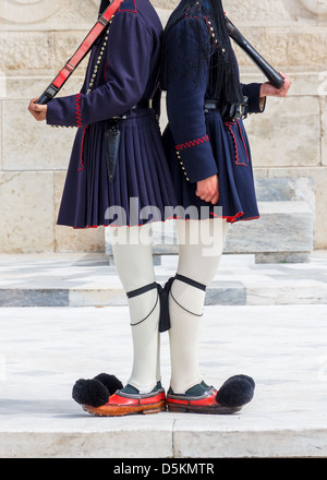 Evzones qui gardaient la Tombe du Soldat inconnu en Grèce Banque D'Images