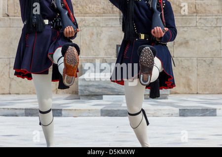 Les jambes de marching Evzones à Athènes, Grèce Banque D'Images