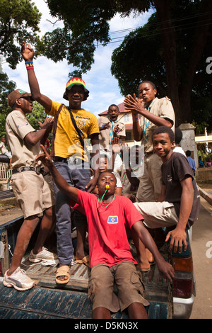 Madagascar, Nosy Be, Be Hell-Ville, Rue Passot, groupe de scouts enthousiastes à chariot Banque D'Images