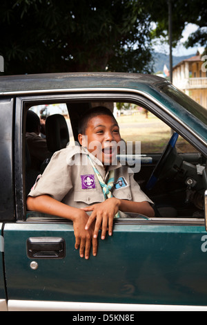 Madagascar, Nosy Be, Be Hell-Ville, Rue Passot, happy boy-scout dans... Banque D'Images