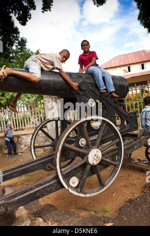 Madagascar, Nosy Be, Be Hell-Ville, Rue Passot, les garçons jouant sur l'ère coloniale Cannon Banque D'Images