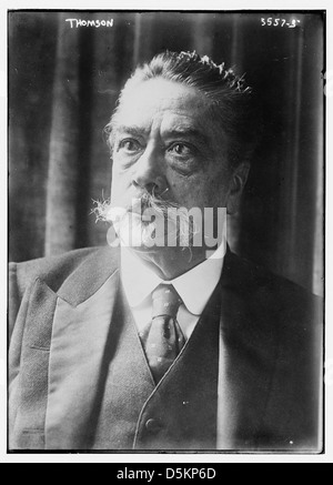 Cette image est un portrait d'un homme nommé Thomson, capturé au début du XXe siècle. La photographie met en valeur ses traits faciaux, dont une moustache proéminente, caractéristique de l'époque. Banque D'Images