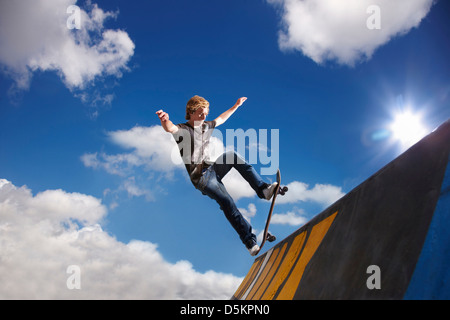 Jeune homme saut sur planche Banque D'Images