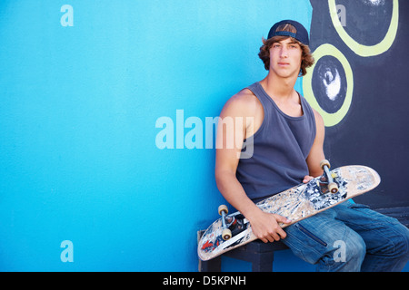 Portrait of male skateboarder Banque D'Images