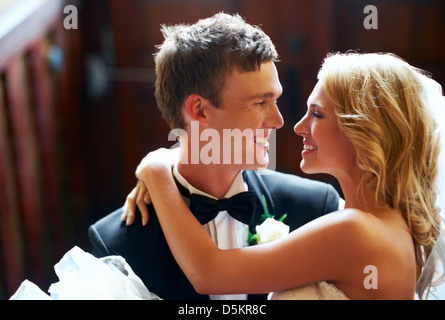 Portrait de couple de jeunes mariés Banque D'Images