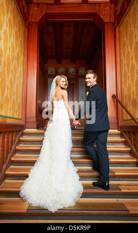 Jeune couple debout sur les marches dans le couloir Banque D'Images