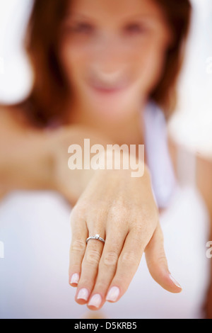 Femme montrant anneau de mariage Banque D'Images