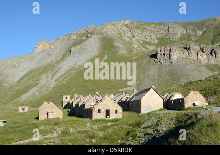 Camp militaire abandonné et ruiné des fourches Route de la Bonette Alpes France Banque D'Images