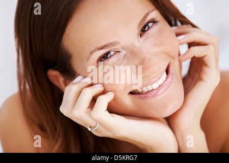 Studio portrait of woman smiling Banque D'Images