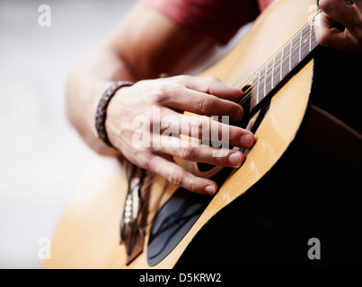 Homme jouant de la guitare, close-up Banque D'Images