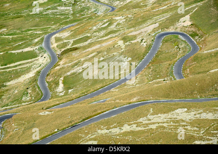 Route sinueuse de montagne ou en zigzaguant dans les Alpes Route de la bonette et le col de montagne Alpes France Banque D'Images