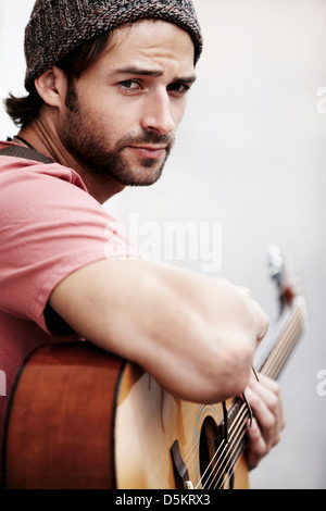 Portrait of musician playing guitar Banque D'Images